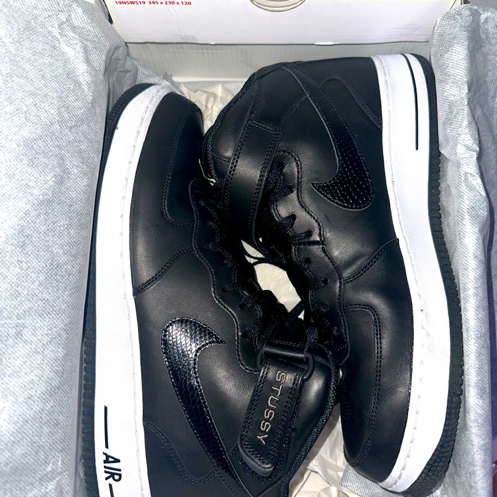 Nike x Stüssy Air Force 1 '07 Mid Black/Black/Black
Size M 11 / W 12.5 Men's